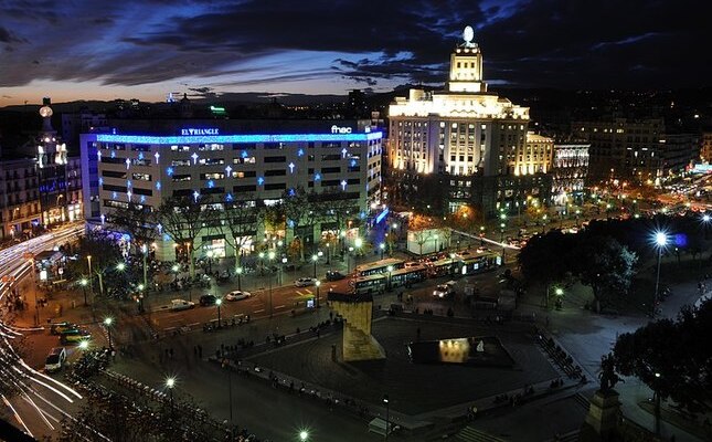 La cantonada sud de la plaça de Catalunya i el centre comercial El Triangle, al peu del qual s’ubica el Cafè Zurich - La cantonada sud de la plaça de Catalunya i el centre comercial El Triangle, al peu del qual s'ubica el Cafè Zurich