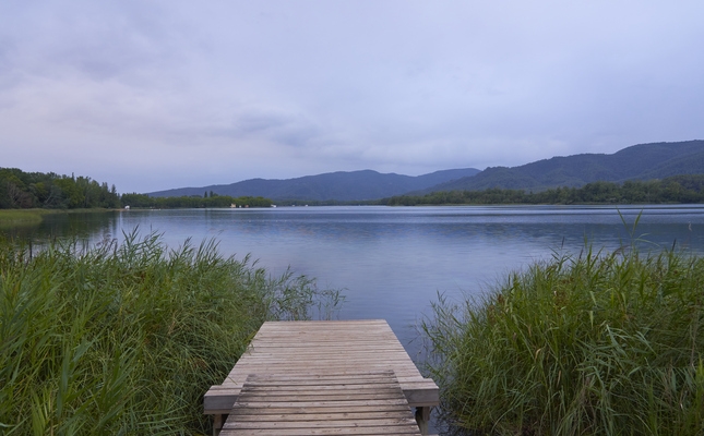 L’estany de Banyoles, amb una superfície de 111 hectàrees, és el més gran de Catalunya - L'estany de Banyoles, amb una superfície de 111 hectàrees, és el més gran de Catalunya