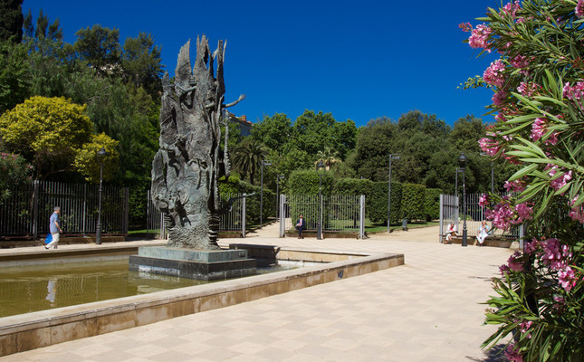 L’escultura a Pau Casals domina l’entrada més meridional del Park - L'escultura a Pau Casals domina l'entrada més meridional del Park