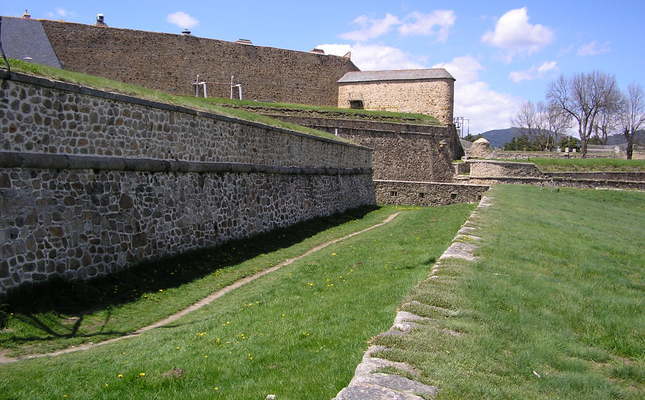 Les muralles de la ciutadella de Montlluís