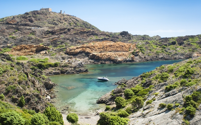 Cala Jugadora, amb la caserna i el far del cap de Creus al fons