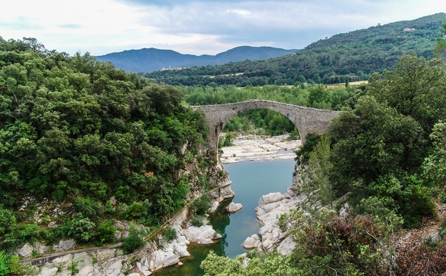 El pont romànic de Llierca s’aixeca set metres sobre el nivell del riu - El pont romànic de Llierca s'aixeca set metres sobre el nivell del riu