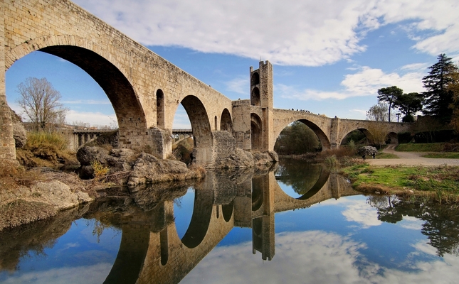 El pont romànic de Besalú té set arcs