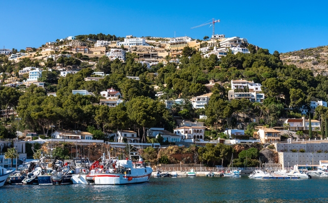 El port de Xàbia queda recollit al peu dels turons del cap de Sant Antoni