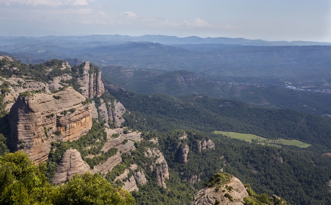 Els característics cingles del Parc Natural, de conglomerat