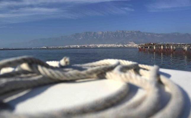 Paisatge a bord d’una ‘golondrina’ a la badia dels Alfacs, amb el Montsià com a teló de fons.