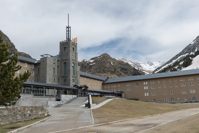 El Santuari de Vall de Núria està situat al mig del hotel