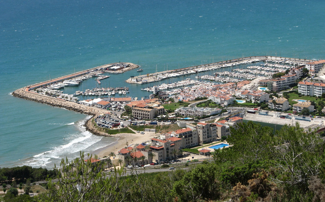 La platja de la Marina d’Aiguadolç i el port homònim