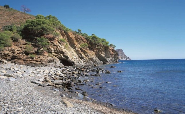 La platja de còdols de cala Canadell, entre Roses i Cadaqués