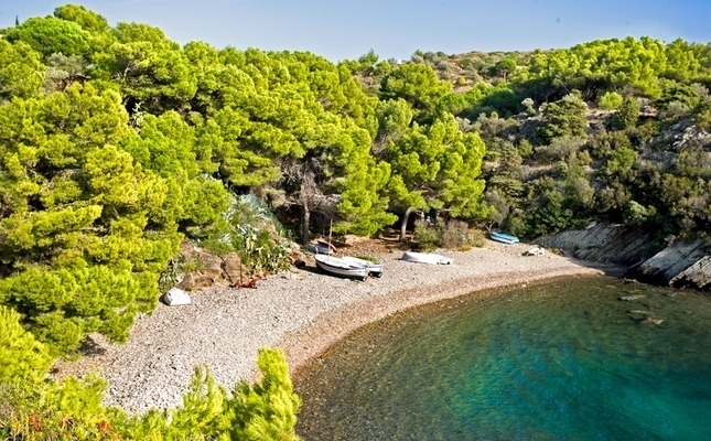 La platja de Guillola, situada al “mar d’avall”, entre Cadaqués i el far del cap de Creus