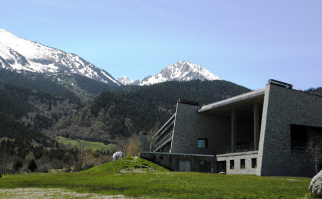 L’edifici bioclimàtic de MonNatura Pirineus, a les planes de Son