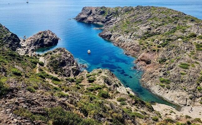 La Cala Fredosa només mesura 8 metres de longitud