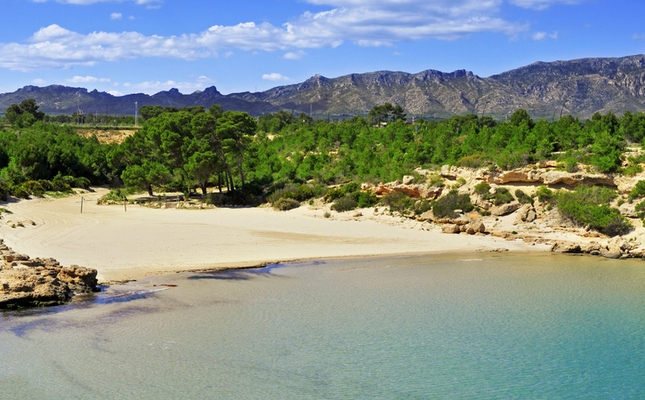 Aigües cristal·lines i sorra fina i daurada a la cala Forn