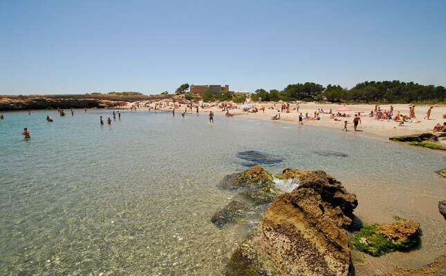 La cala de Sant Jordi, amb el castell de Sant Jordi d’Alfama al fons