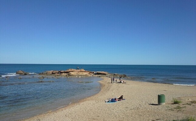 La platja de Santa Llúcia des del passeig de pedra