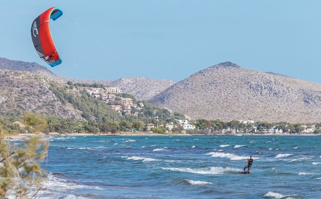 La badia de Pollença: un paradís per al surf d’estel