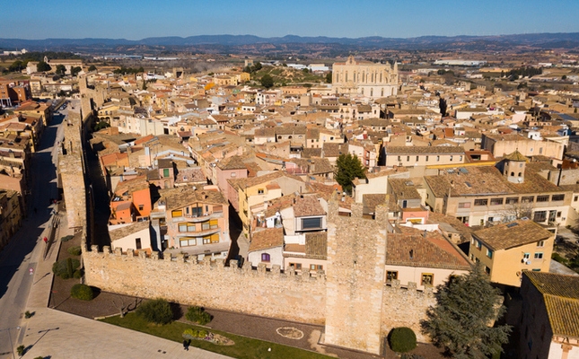 Vista aèria del poble emmurallat de Montblanc