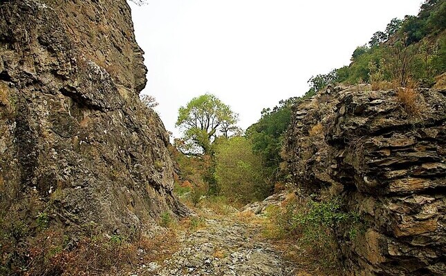 Les restes de la Via Domícia al territori de les Cluses