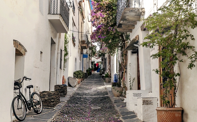 Els carrers de Cadaqués, amb el paviment amb forma d’espiga