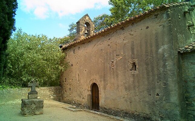 A l’interior de Sant Martí de Fonollar es troben frescos del segle XII