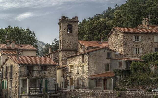 El poble de pedra la Menera, el més meridional de França