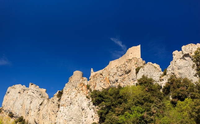 El castell de Perapertusa està situat al capdamunt d’una cresta