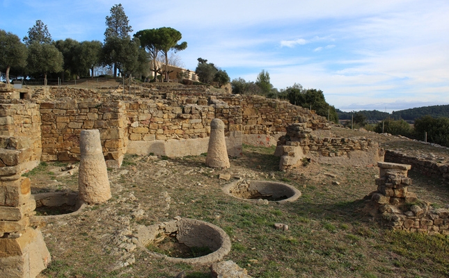 Des del poblat d'Ullastret s'observa el paisatge de l’Empordà petit