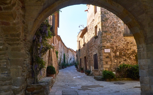 La plaça porxada de Monells