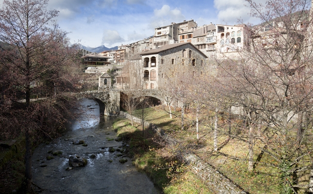 El nucli urbà de Bagà, a la vora del riu Bastareny, la problació més propera a Riugrèixer