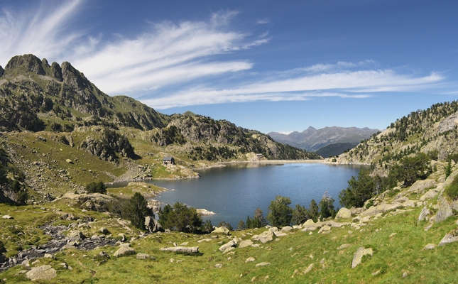 L'estany Major de Colomèrs, amb el refugi del mateix nom