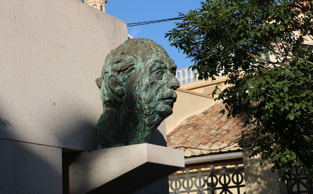 El bust dedicat a Joan Fuster, a la plaça de l’Ajuntament