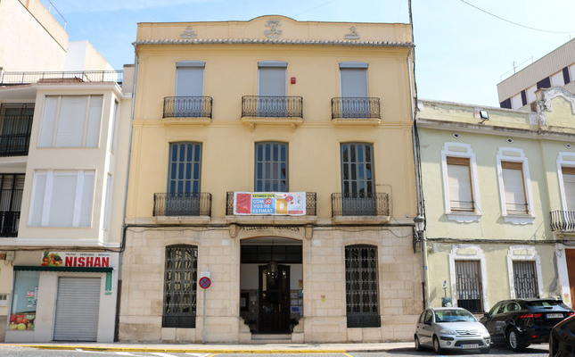 La façana del col·legi, a la plaça de Sant Pere