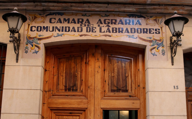 Inscripció al llindar de la porta d’entrada del Sindicat de Regs