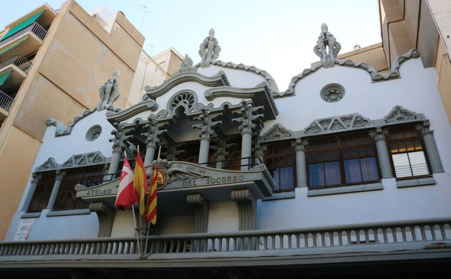 La façana de l’Ateneu, al carrer del Sequial