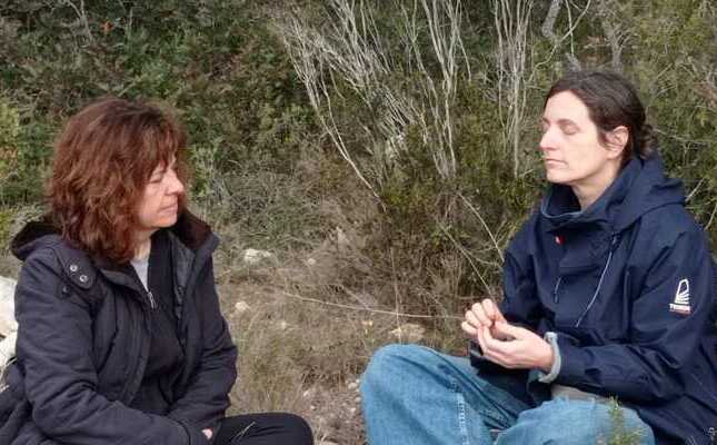 Dues participants d’un bany de bosc a la comarca del Garraf