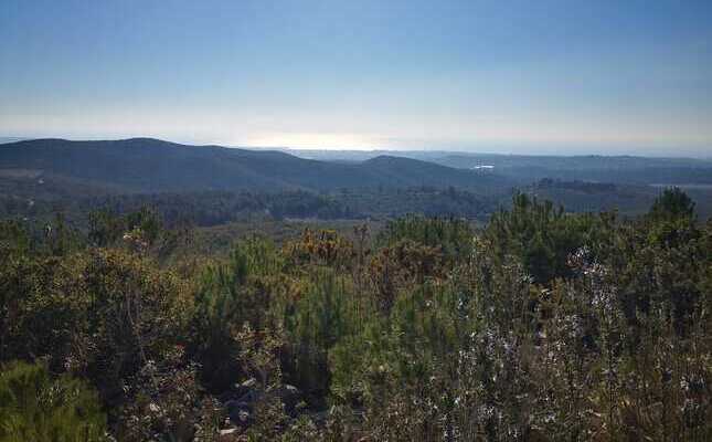 El massís del Garraf, amb el mar com a teló de fons