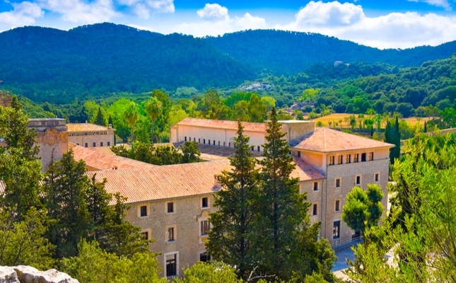 El santuari dedicat a Sant Lluc, al bell mig de la serra de Tramuntana