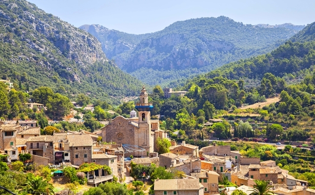 Les cases de Valldemossa, amb la cartoixa al centre