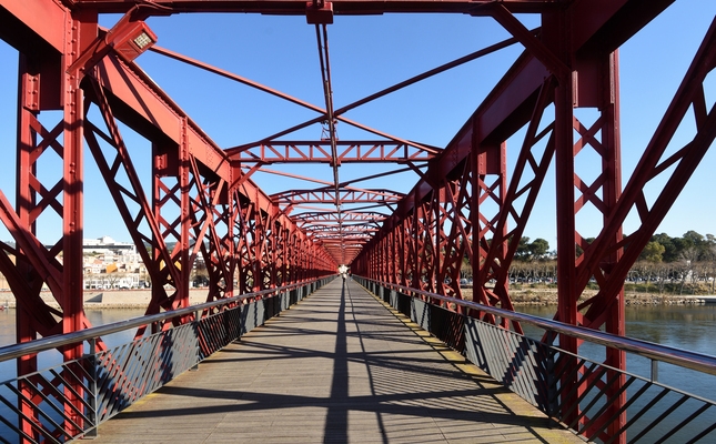 El pont vermell sobre el riu Ebre, a Tortosa