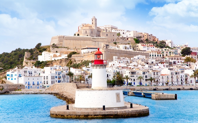 El far del port d’Eivissa, amb les cases del Dalt Vila al fons