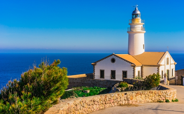 Construccions de línies senzilles i mediterrànies al far de Capdepera, a Mallorca