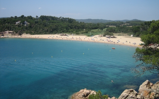 La platja de Castell a l’estiu