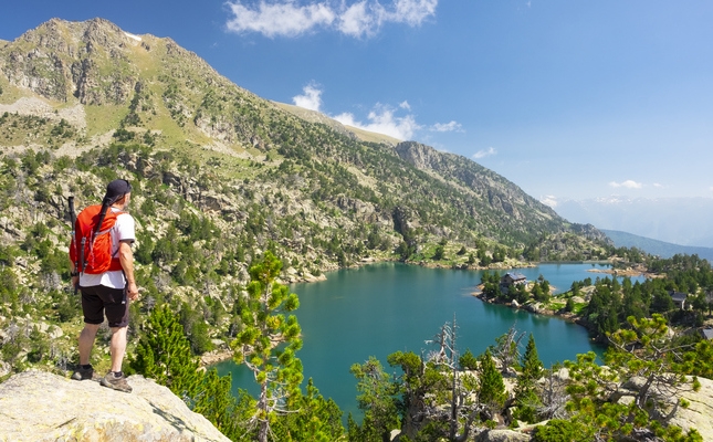 Excursionista arribant a l’estany Tort