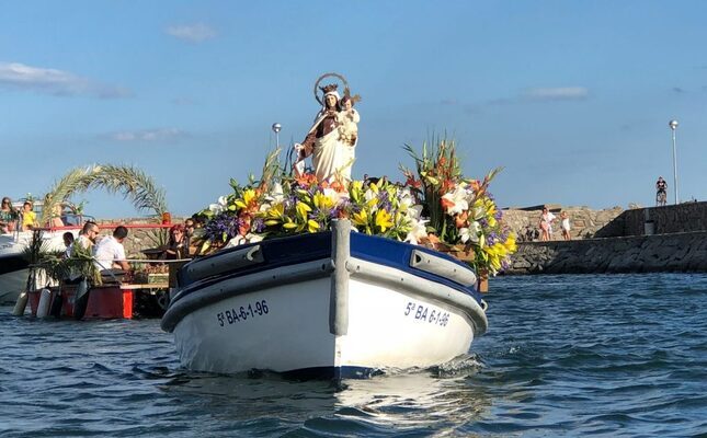 Per les festes del Carme s'adornen les barques