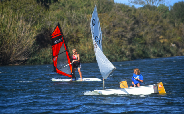 El windsurf és una de les activitats nàutiques que podem practicar a Empuriabrava