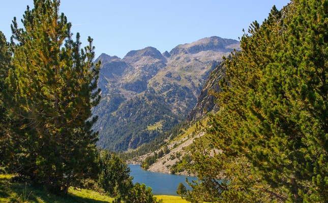 L’estany Llong, envoltat de muntanyes