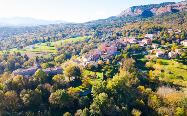 El nucli urbà de Vilanova de Sau, envoltat de vegetació