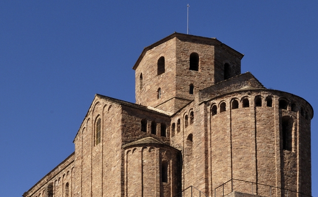 La col·legiata, juntament amb el castell, corona la població de Cardona