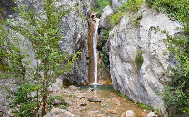 Salt d'aigua i gorg al camí dels Empedrats