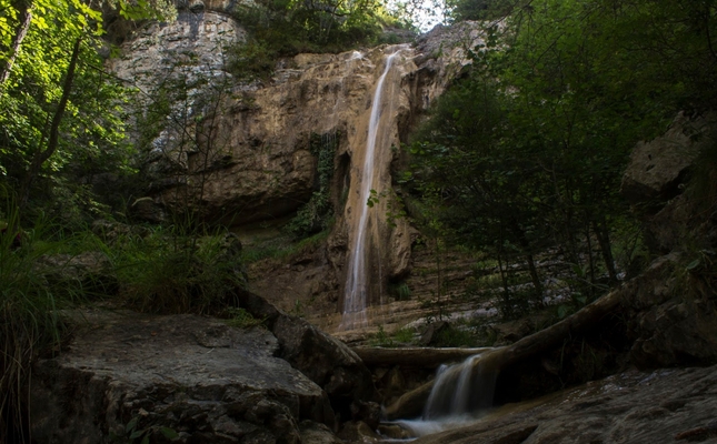 El salt d'aigua que forma el torrent de Murcurols, afluent del Bastareny, al Parc Natural del Cadí-Moixeró 